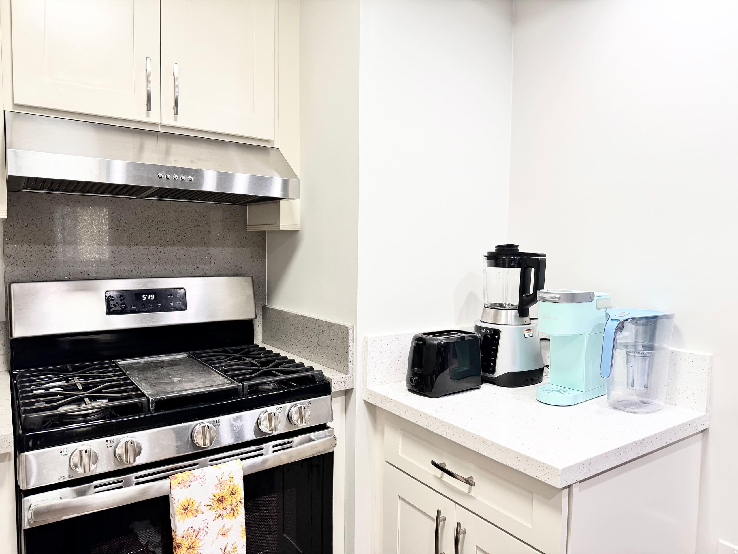 Condo in Honolulu · ★4.93 · 2 bedrooms · 4 beds · 2 private baths - Image 10