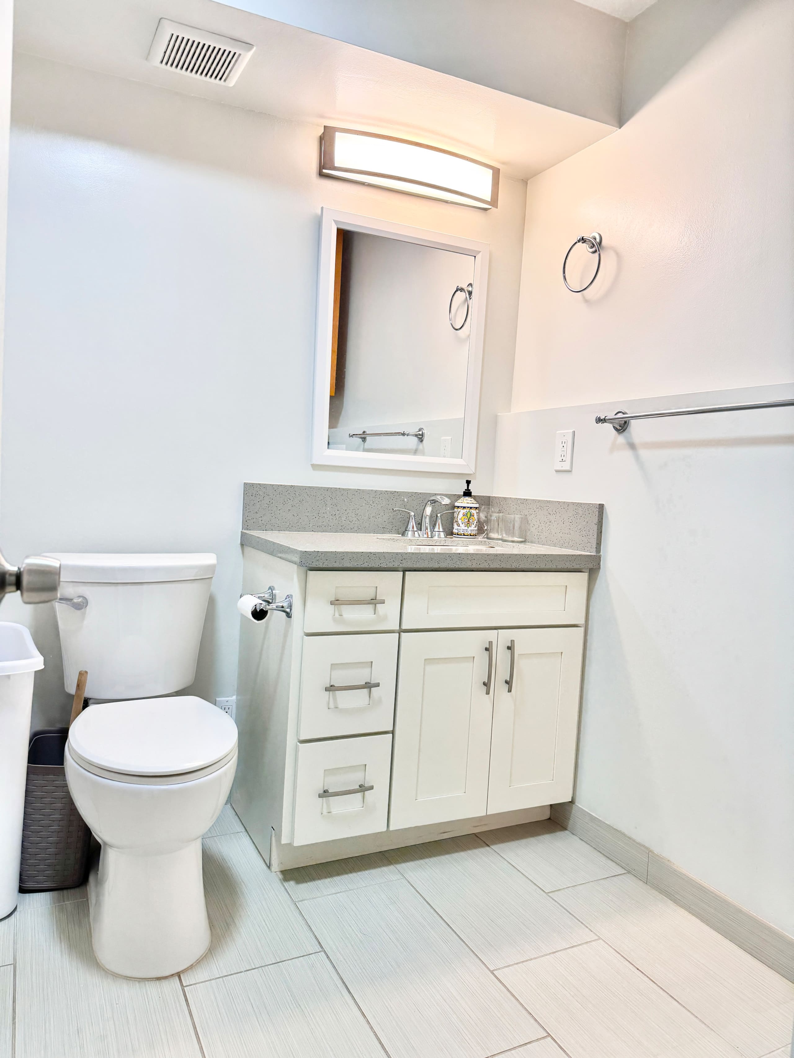 Condo in Honolulu · ★4.93 · 2 bedrooms · 4 beds · 2 private baths - Image 24