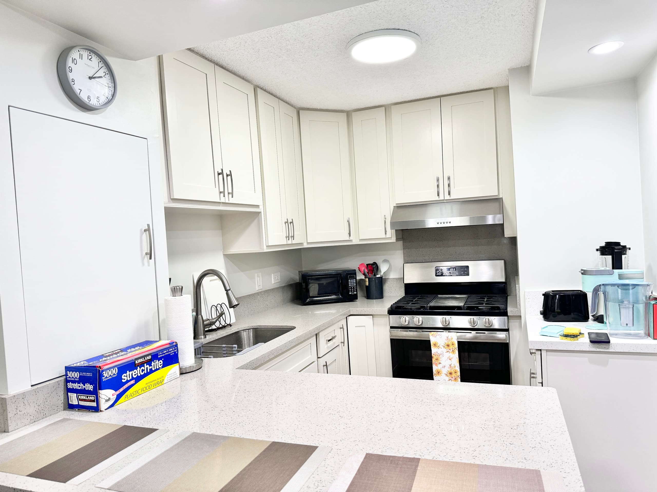 Condo in Honolulu · ★4.93 · 2 bedrooms · 4 beds · 2 private baths - Image 9