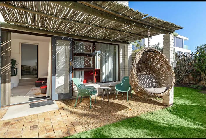 Charming Garden Cottage | Walk to Camps Bay Beach