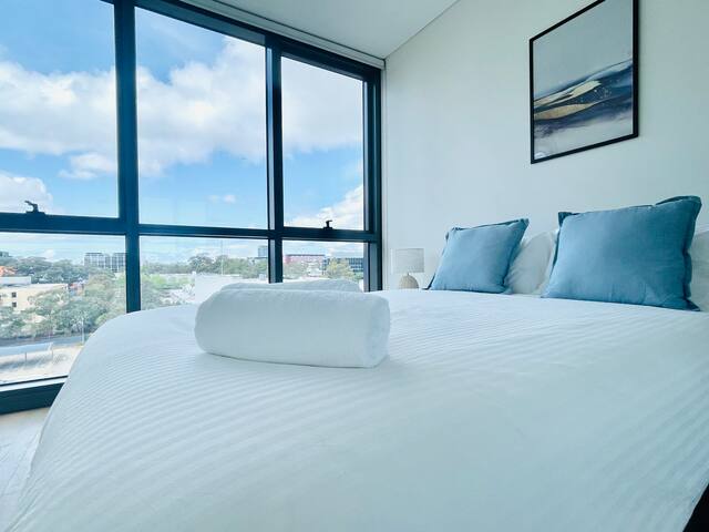 Modern 3 bedroom condo – Parking, Gym, Pool