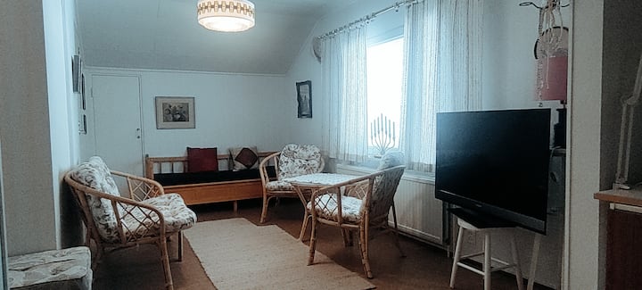 غرفة المعيشة وغرفة التلفزيون. مقابل رسوم إضافية، يمكن لراكب إضافي أو راكبين إضافيين ينتميان إلى نفس المجموعة الإقامة