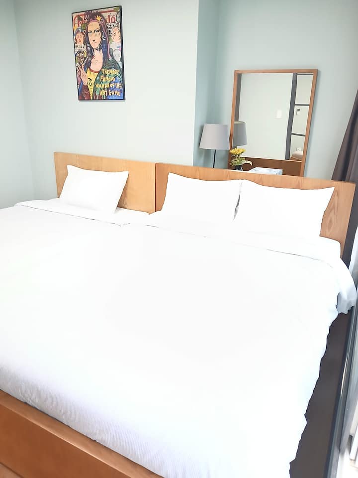 Dhoma 1
1 krevat dopio "queen", 1 krevat tek