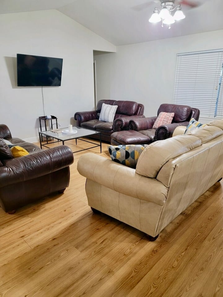 Lovely 4 Bedroom Home 20 Mins 2 Msy Sleeps 10 Plus - Lake Maurepas, LA