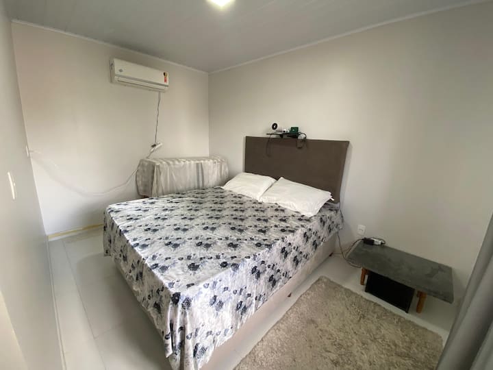 Spavaća soba ima bračni krevet.