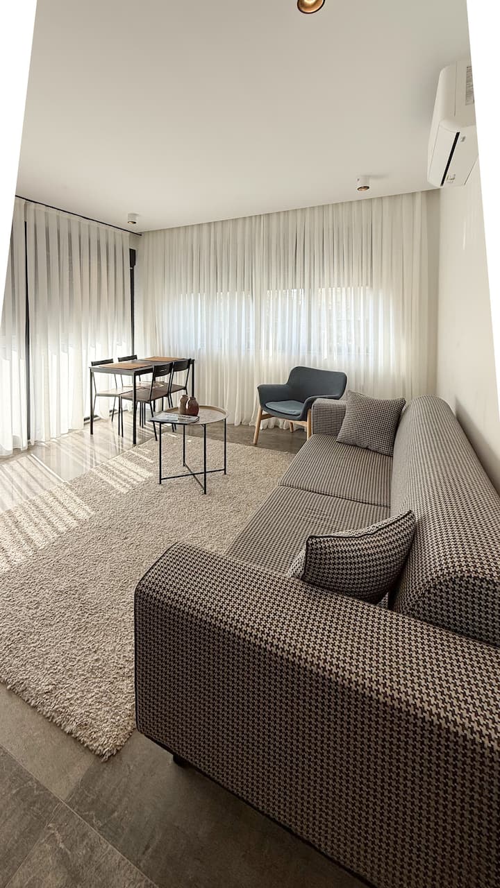 Fully Equipped 2br Apartment With Balcony - Side