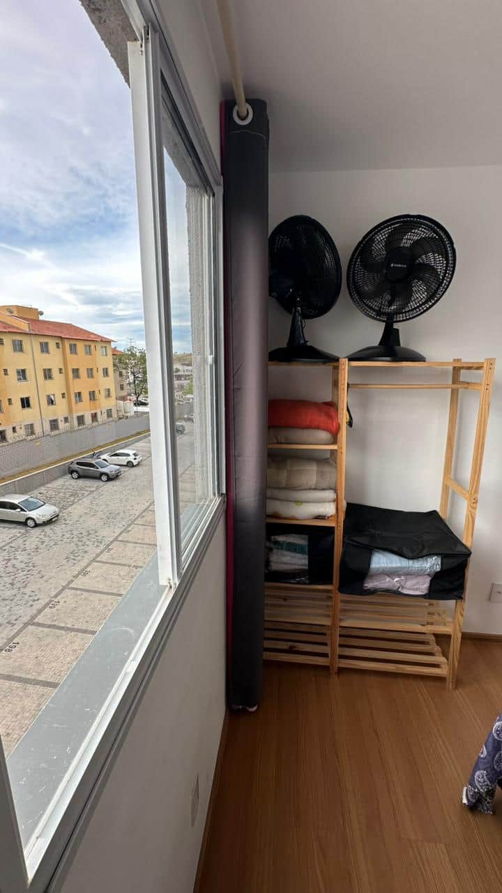 Náhradná posteľná bielizeň a ventilátory.