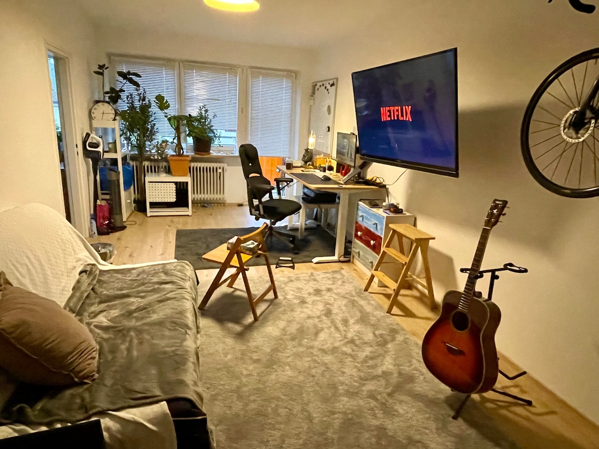 Top Airbnb: Cozy 40m² Apartment w. Balcony | 15min to Center in Friedenheim