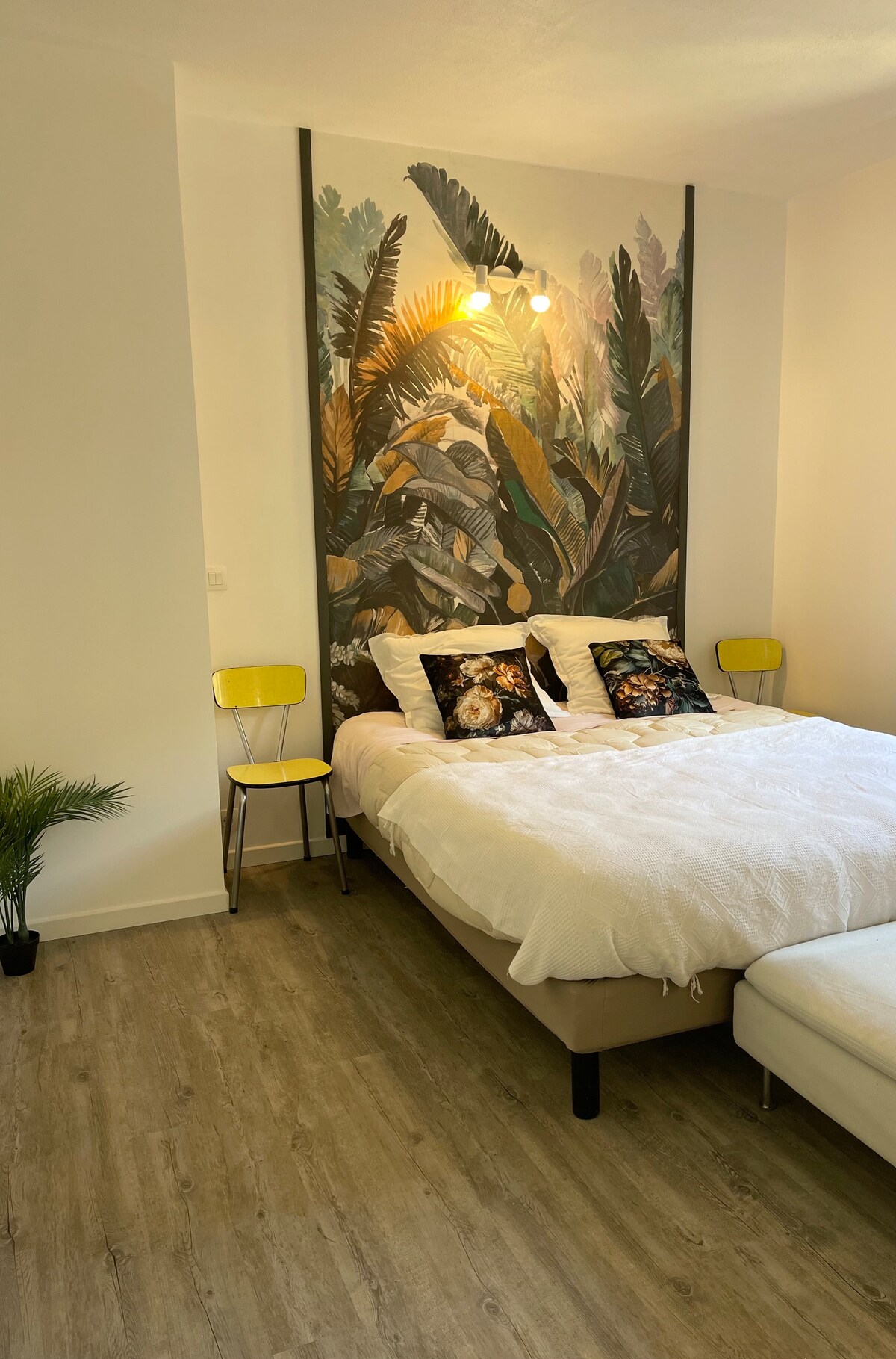 ห้องนอนขนาดใหญ่พร้อมห้องแต่งตัวขนาดใหญ่และเตียงขนาด 160 * 200 (มีเตียงเสริมสำหรับเด็ก)