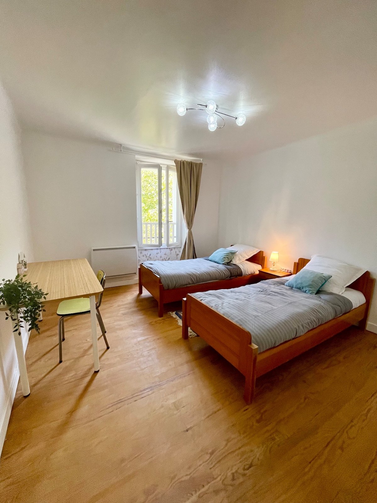 ห้องชั้นบน! เตียงนอนสบาย 2 เตียงสำหรับเด็กหรือผู้ใหญ่! โต๊ะทำงานและตู้เสื้อผ้าบิวท์อิน 