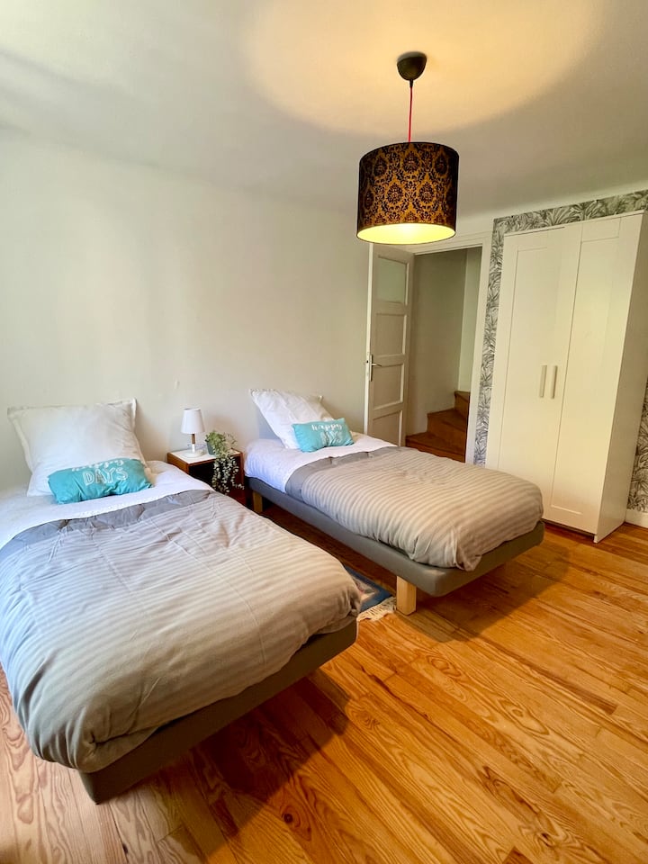 Შუა ოთახი! Ორი კომფორტული საწოლი და კარადა 