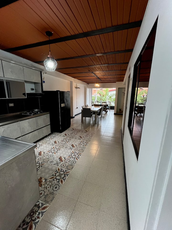 Hab 9. Baño Privado, 3 Personas, Hostal La 74 - Medellín