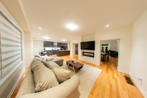 Modern 4BR Home in North Oshawa