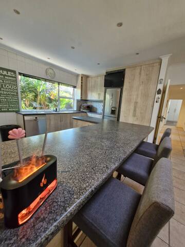 Out of Africa Entertainers delight gallery image 5