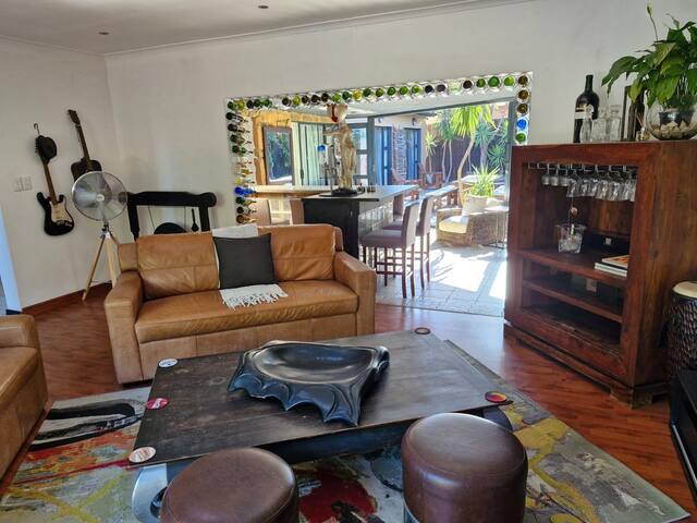 Out of Africa Entertainers delight gallery image 4