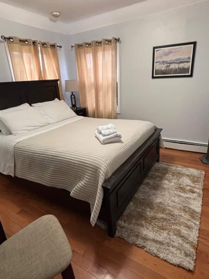 חדר שינה פרטי ונוח עם מיטת קווין סייז שבה יכולים לישון עד 2 מבוגרים.