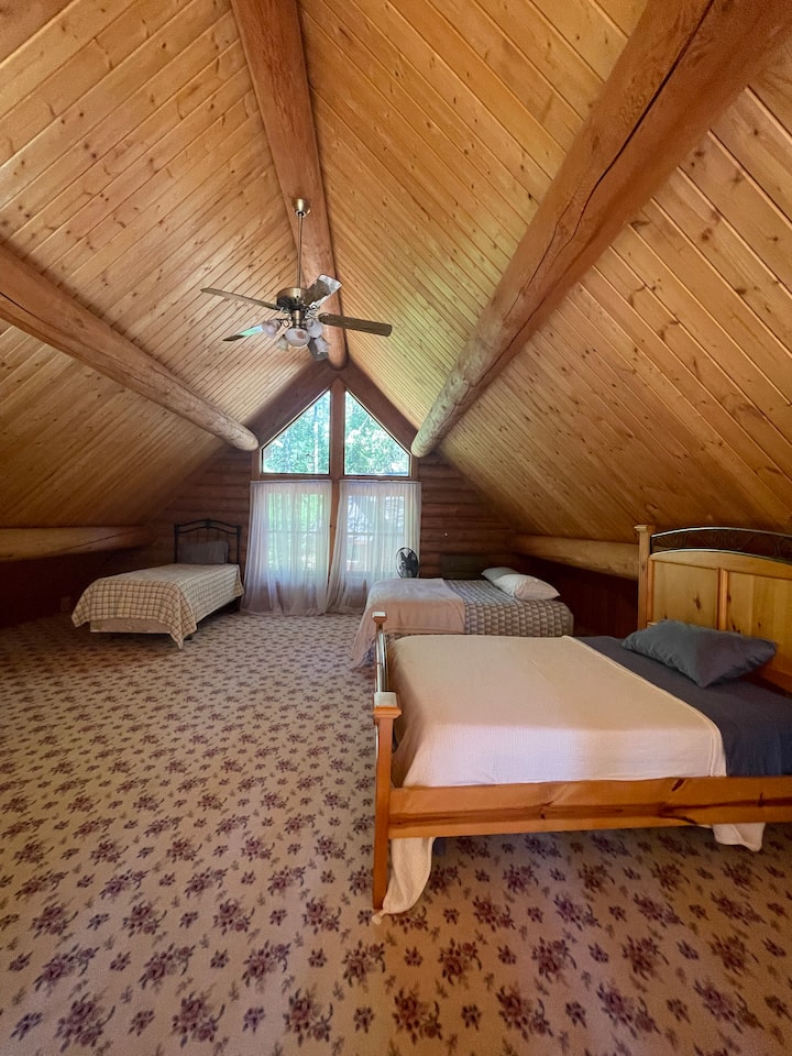 Acogedor loft con enormes vistas al bosque. ¡El loft incluye dos camas dobles y una doble y la alfombra más lujosa!