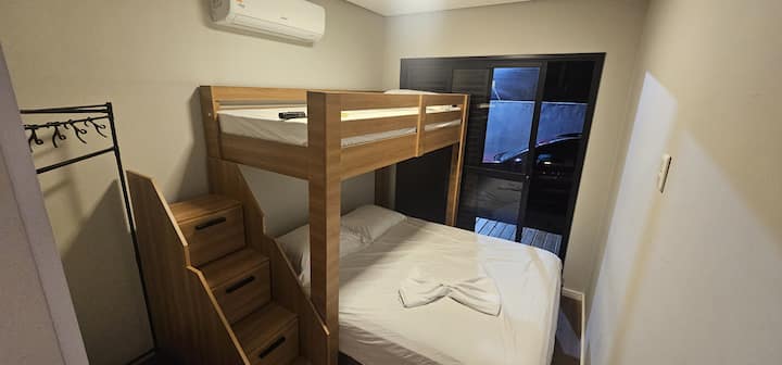 חדר 02 כולל מיטת קווין סייז עם מיטת קומתיים! 