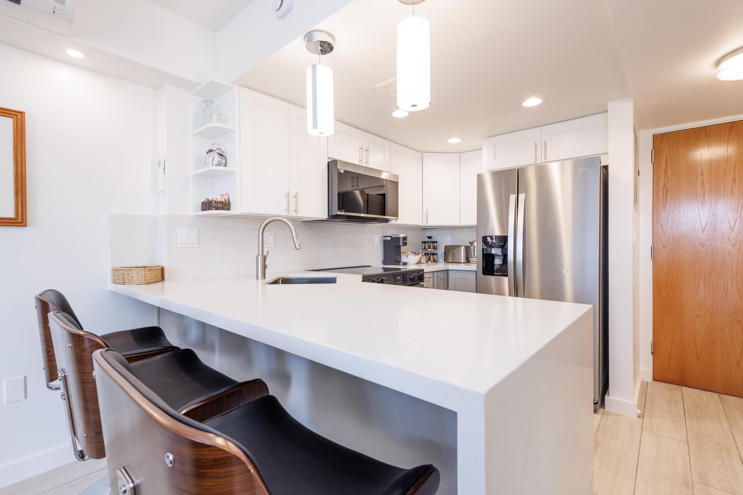 Charming Ilikai Condo with Ocean View-Free Parking - Image 4