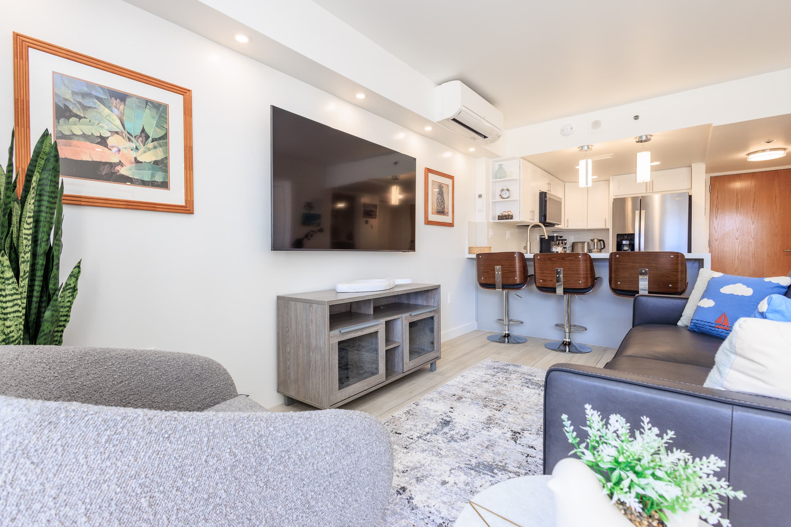 Charming Ilikai Condo with Ocean View-Free Parking - Image 1
