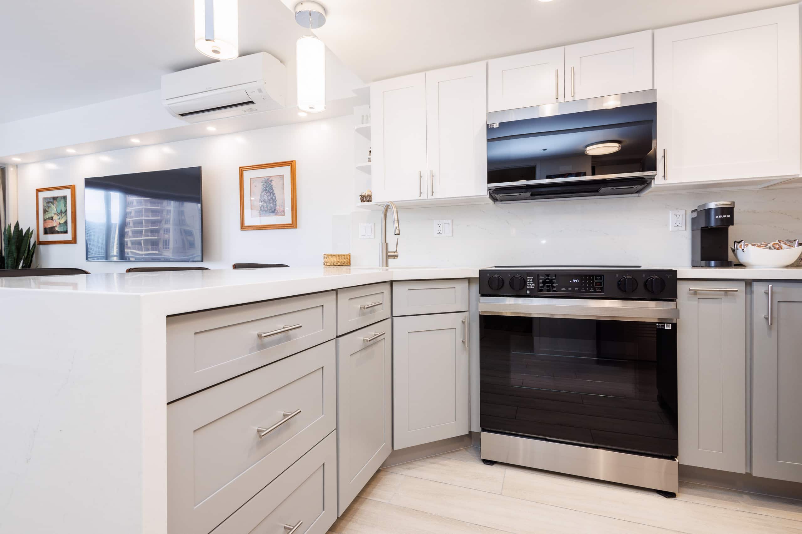 Charming Ilikai Condo with Ocean View-Free Parking - Image 5