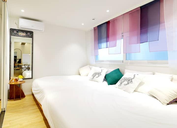 La camera da letto 1 ha due letti queen-size bassi, che la rendono sicura e confortevole per le famiglie con bambini.