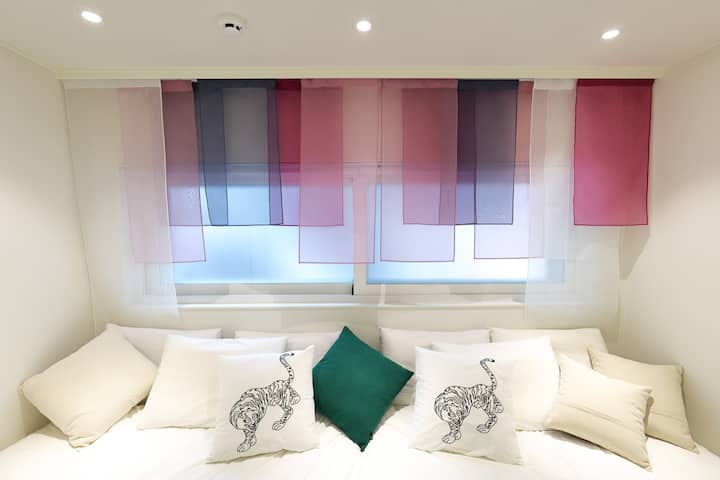 Bedroom 1 has two low-profile queen-size beds, making it safe and comfortable for families with babies.

#SeoulStay #SeoulAirbnb #SeoulStationAirbnb #SeoulAccommodation #SeoulFamilyTrip #TravelWithBaby #Seoul #FamilyTrip