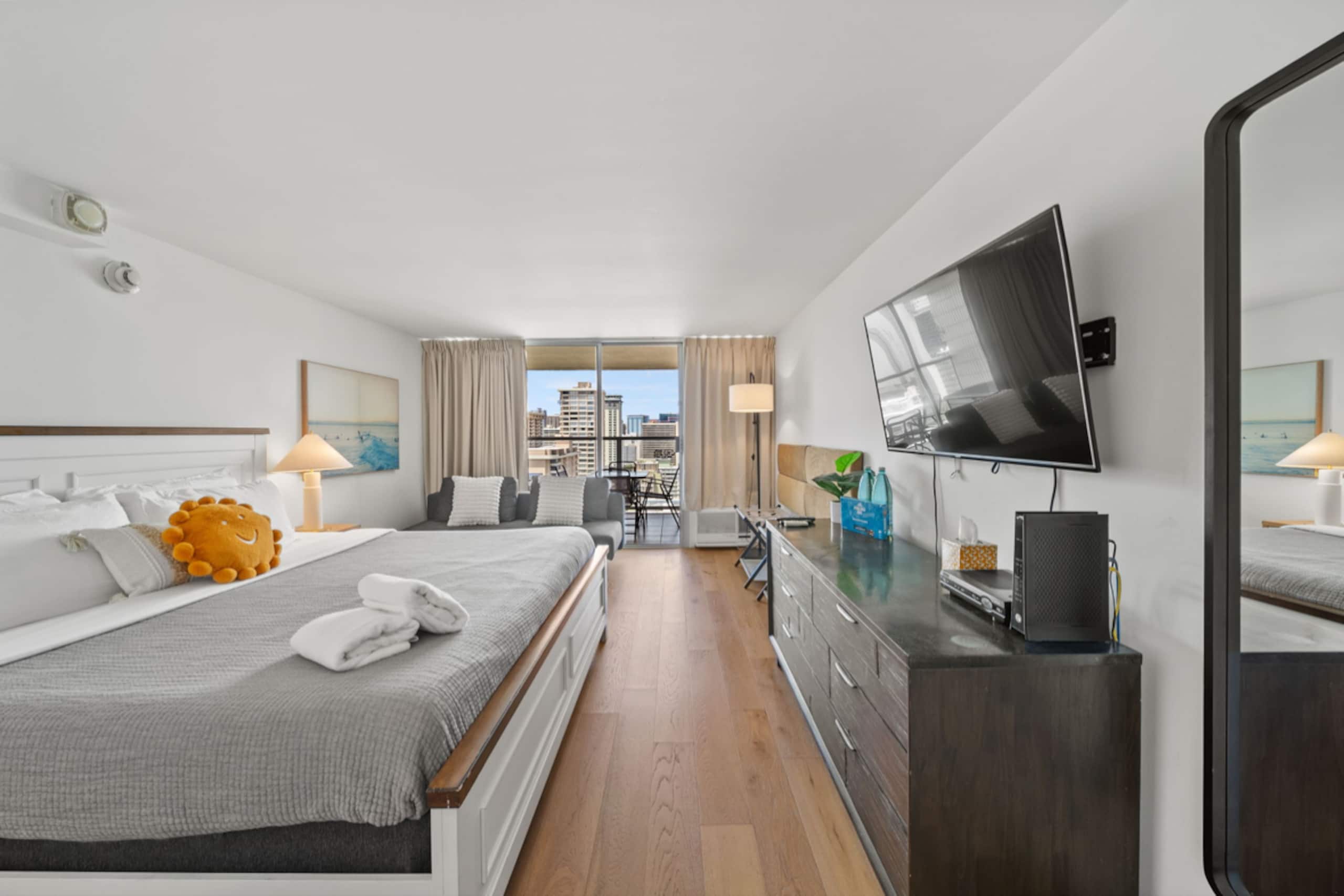 23 FL-Cozy & Elegant King Studio - Image 2
