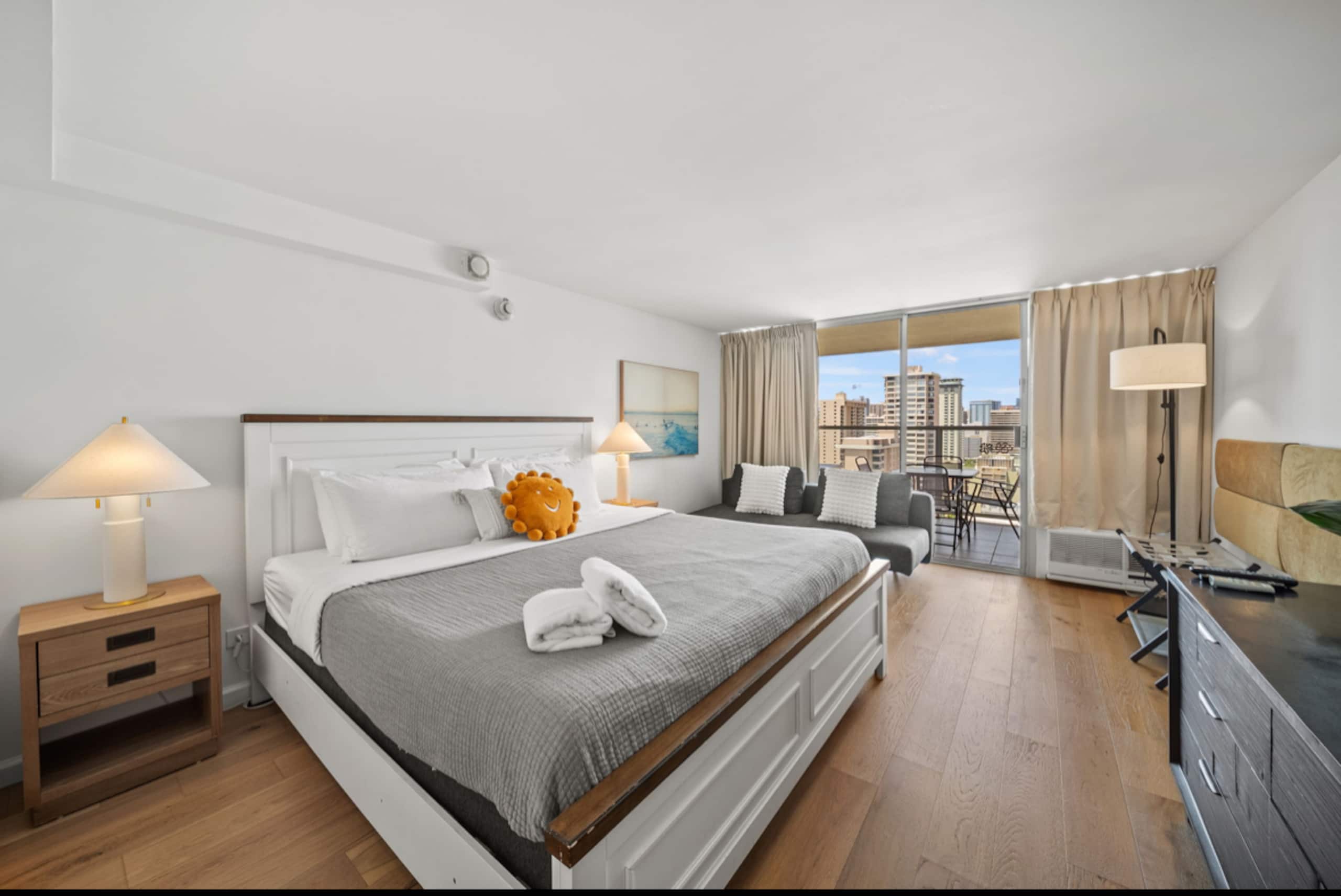 23 FL-Cozy & Elegant King Studio - Image 3