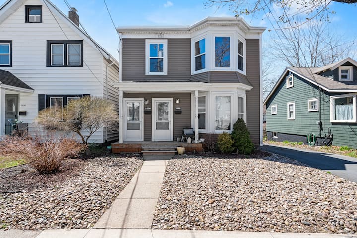 Bright Newly Renovated Top Floor Flat | Sunny Deck - Halifax