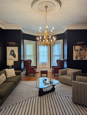 Executive downtown historic home sleeps 8+