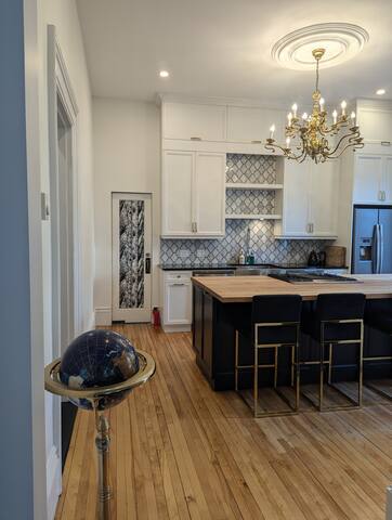 Executive downtown historic home sleeps 8+ gallery image 3