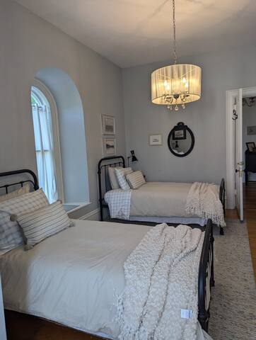 Executive downtown historic home sleeps 8+ gallery image 4