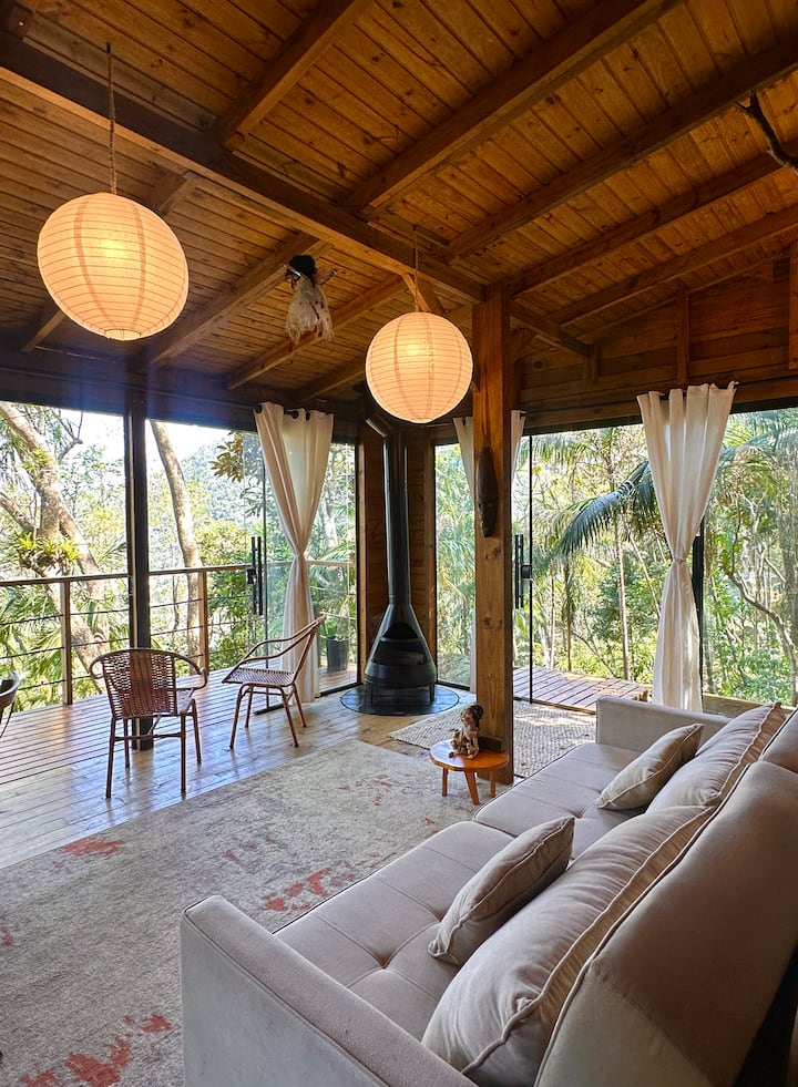 Კუნძულის ჯადოსნური მისაღები ოთახი ფართოდ არის ინტეგრირებული ბუნებასთან, ტყისა და ზღვის აყვავებული ხედებით, აქვს შესანიშნავი გასაშლელი დივანი, ბუხარი, სასადილო მაგიდა და შეკიდული ჰამაკი გვერდით ტერასაზე, რაც უზრუნველყოფს ამ ჯადოსნურ და სტუმართმოყვარე გარემოს.