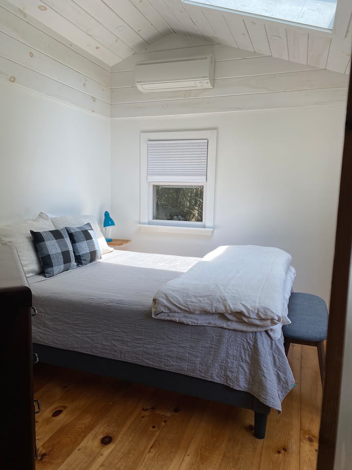 בחדר השינה הראשי יש מיטת קווין סייז, חלון גג לצפייה בכוכבים וחלוקים לבילוי או למקלחת חיצונית 