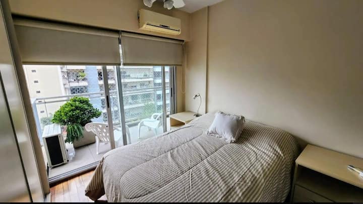 Chumba cha kulala kina pazia la kuzuia mwanga na pazia la pili la skrini.
feni ya dari na kiyoyozi cha hewa baridi na moto.