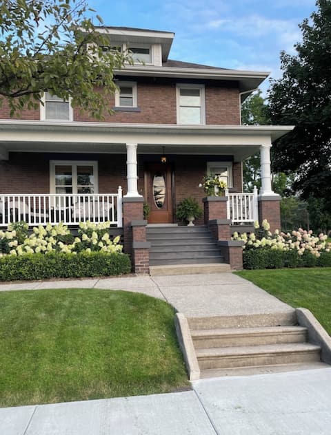 Beautiful Historic Home In Downtown Frankenmuth