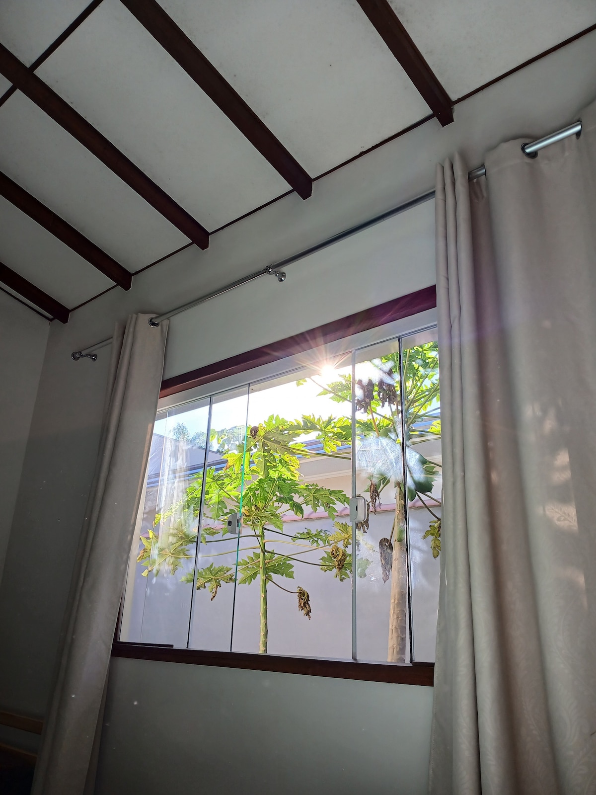 חלון גדול, חדר אוורירי עם תאורה נהדרת. 