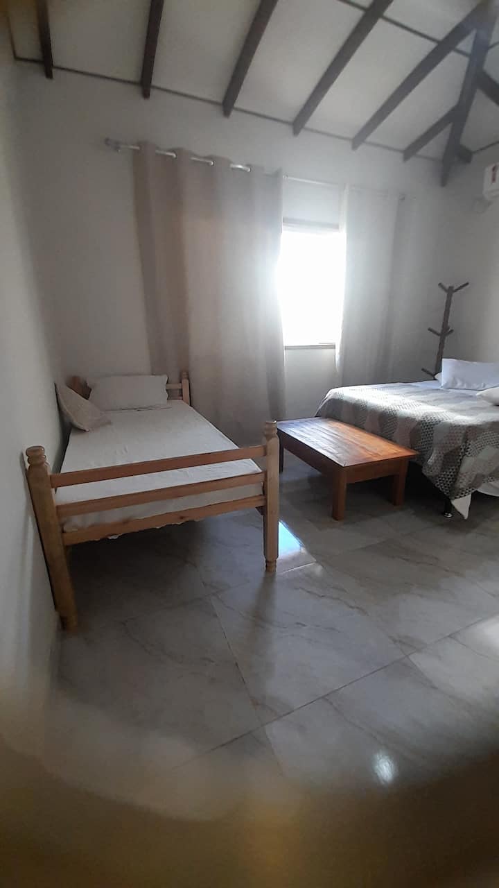 ห้องสวีทพร้อมเตียงคู่ 1 หลังและเตียงเดี่ยว 1 หลัง 