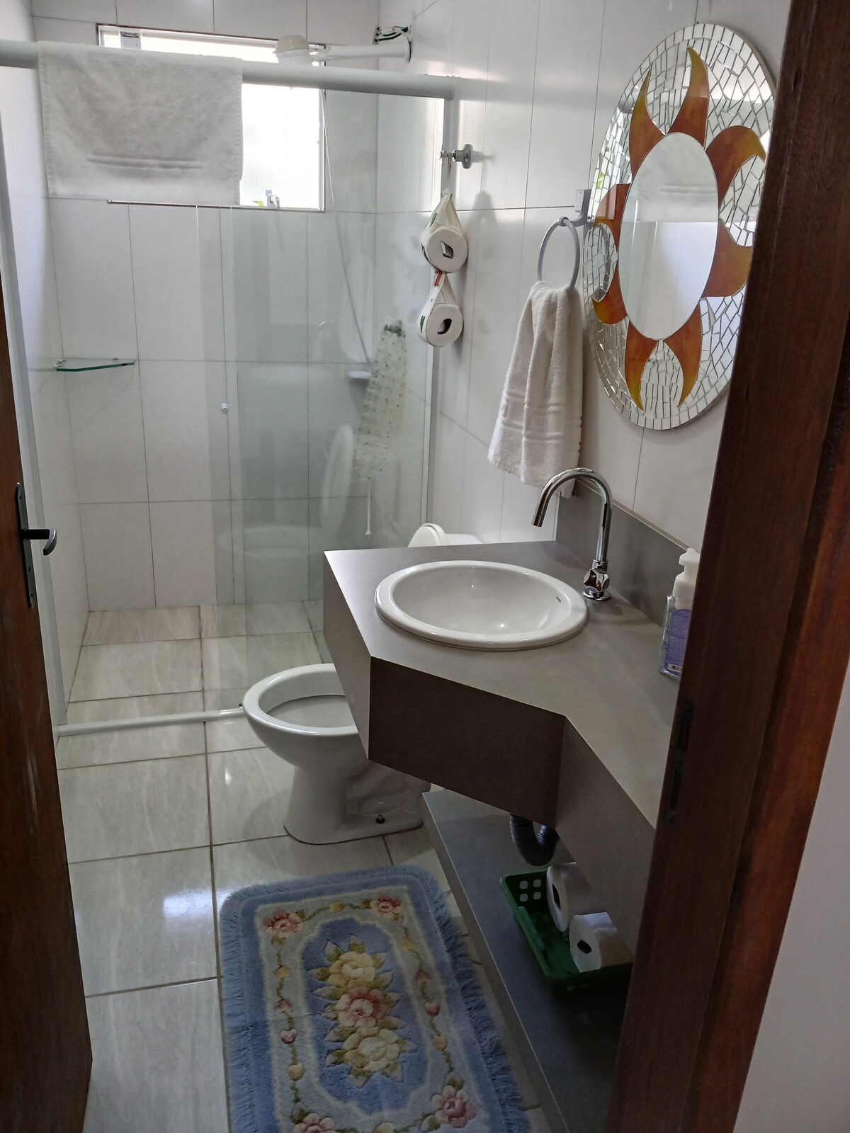 חדר רחצה משותף המשרת שני חדרי שינה. 