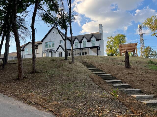 Hilltop Retreat gallery image 4