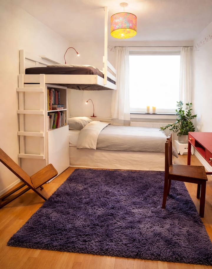 (Foto leicht KI-geglättet) großes Bett mit hochwertiger mittelfester Matraze 140cm und guter 90cm Matraze oben