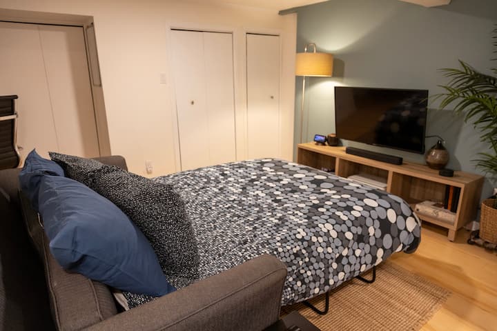 Trek de bank uit in de woonkamer in de kelder