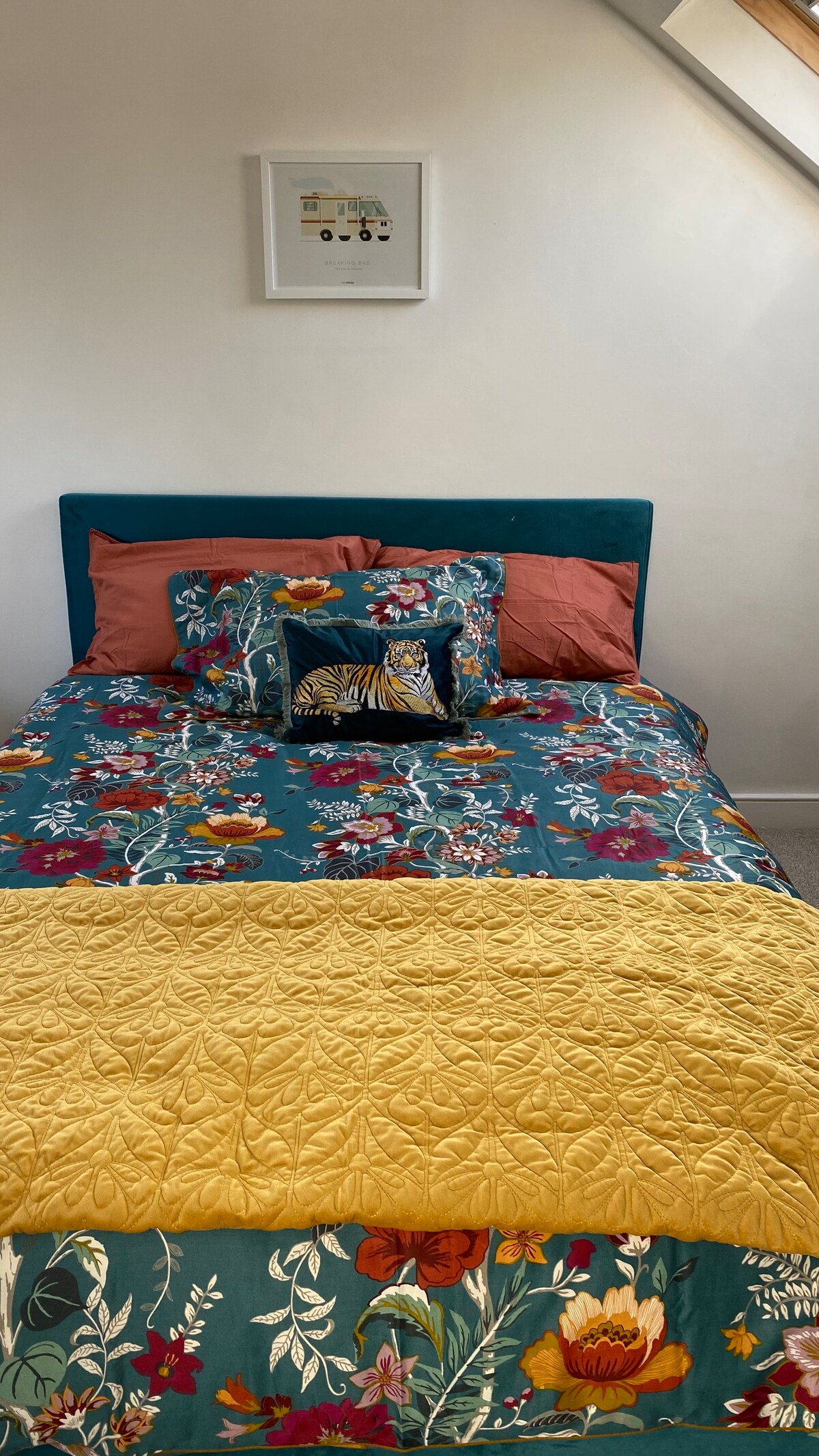 Ლოფტის ეს გაფართოება არის მთლიანი ზედა სართული. Მას აქვს ორადგილიანი საწოლი, ოფისი, საშხაპე ოთახი, ბარგის შესანახი ადგილი და შესანიშნავი ხედები სახლიდან 3 მიმართულებით. Ეს შესანიშნავი ოაზისია, რადგან აქ ვერ მოისმენთ სახლის დანარჩენ ნაწილს!