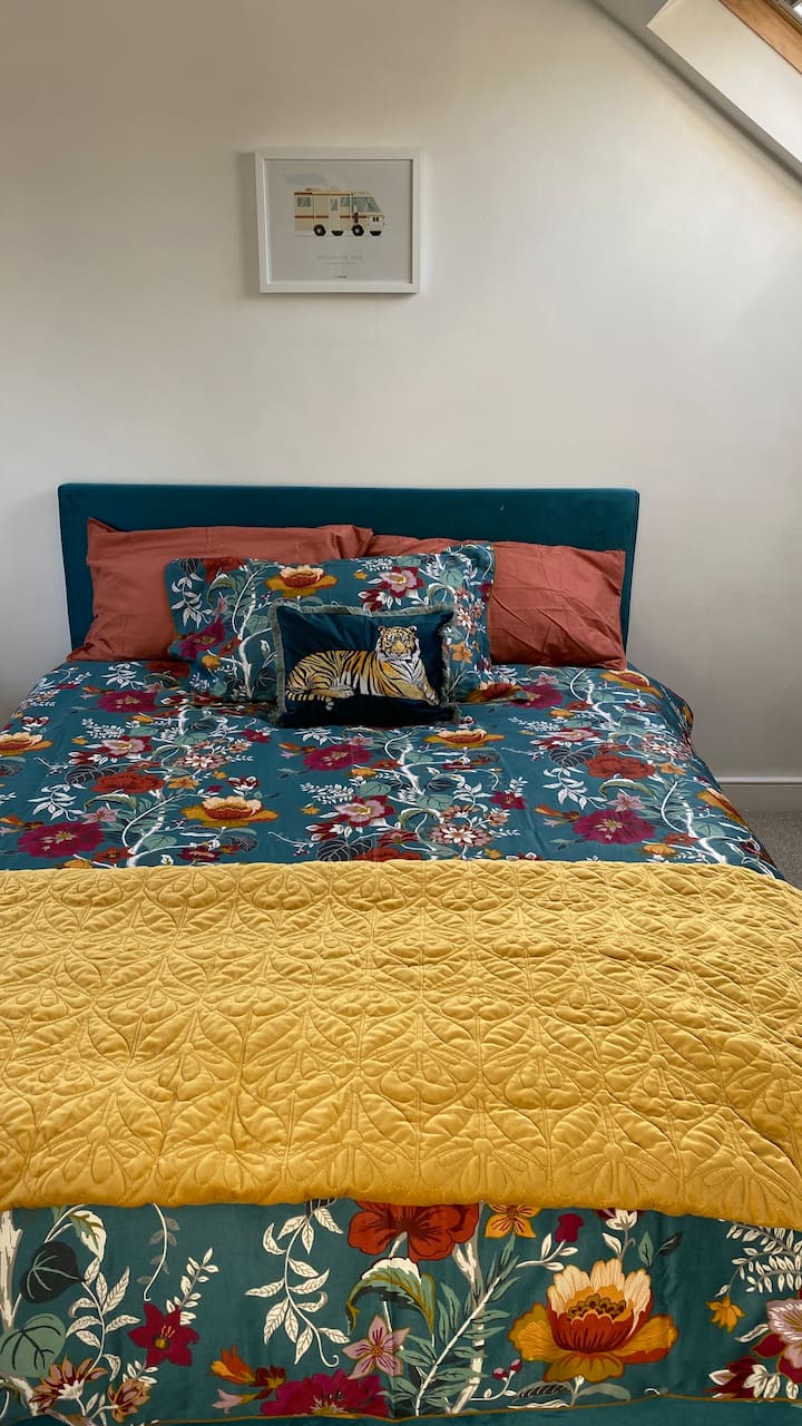 Esta extensión del loft en suite es todo el último piso. Tiene una cama doble, oficina, baño con ducha, descansillo para guardar el equipaje y excelentes vistas en 3 direcciones desde la casa. ¡Es un gran oasis, ya que no puedes escuchar el resto de la casa aquí!