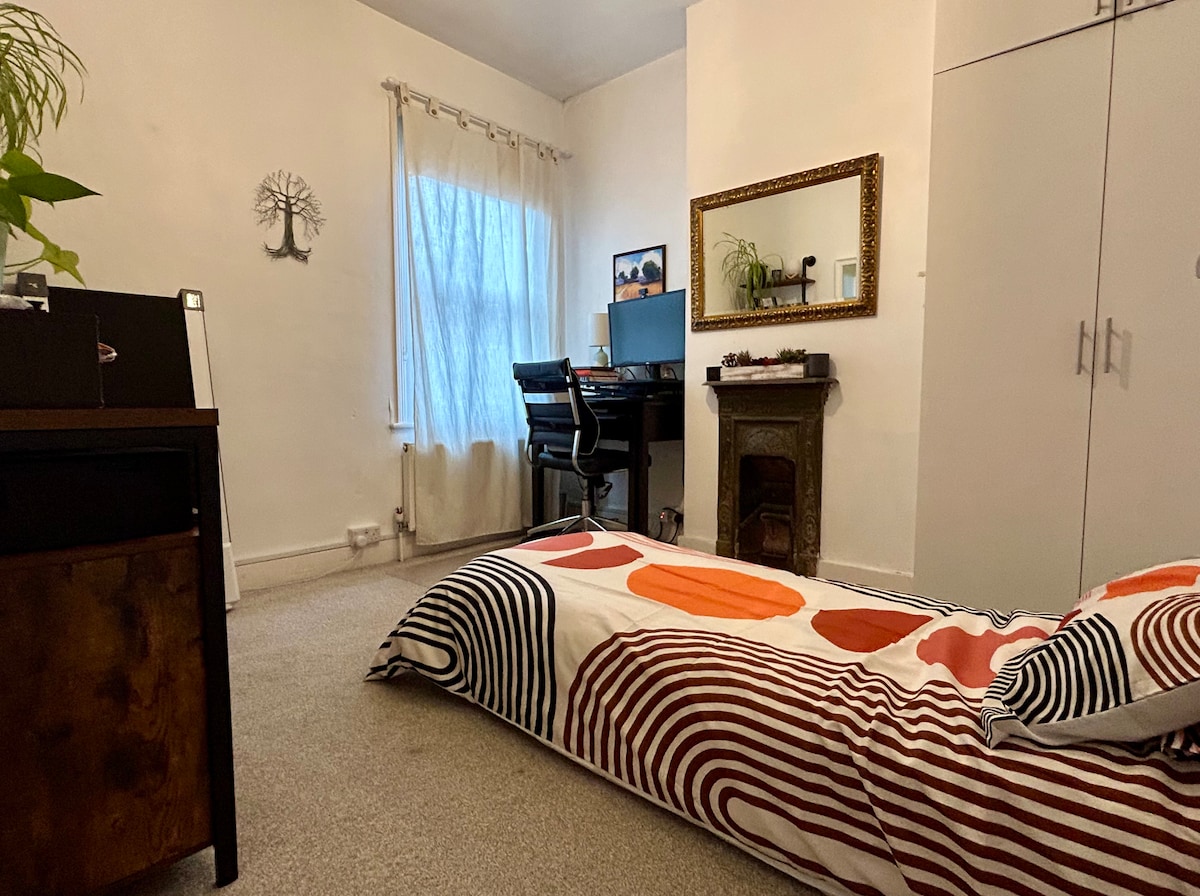 Ეს ოთახი შეიძლება გამოყენებულ იქნას როგორც ოფისად, ისე ერთადგილიან საძინებლად. Სკამი იკეცება ერთ საწოლზე და უზრუნველყოფილია თეთრეული.