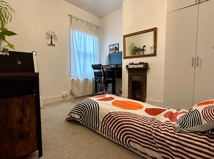 Esta habitación se puede utilizar tanto como oficina como como habitación individual. La silla se pliega hasta convertirse en una cama individual y se proporciona ropa de cama.