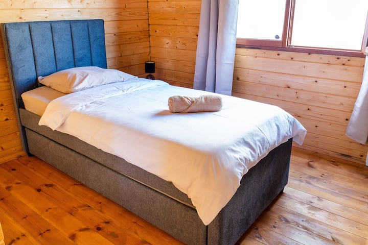 FR : Un lit simple impeccablement préparé, invitant à un sommeil paisible et réparateur.

ANG : A perfectly made double bed, inviting peaceful and restful sleep.