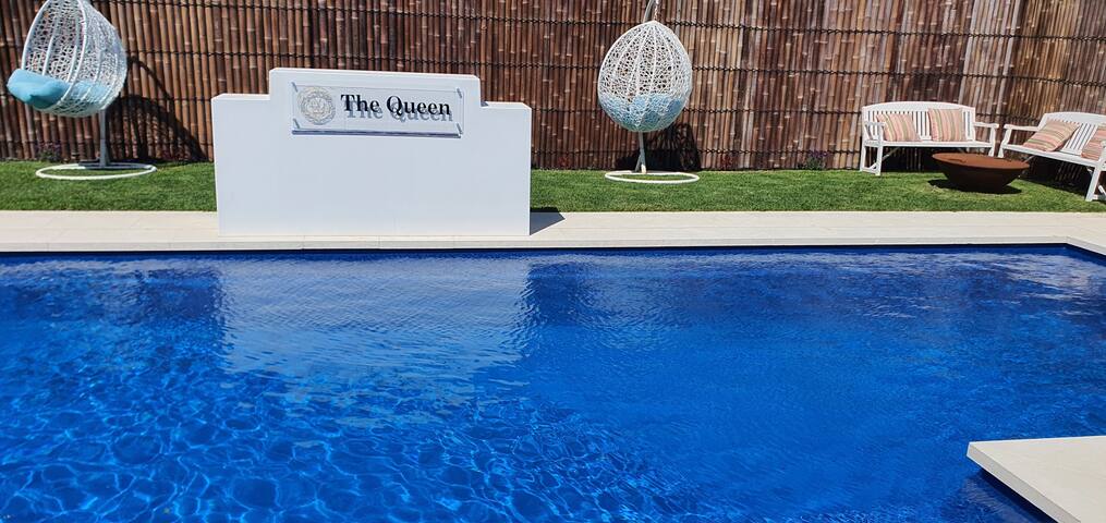 “The Queen” Exquisite house with Private chef gallery image 4