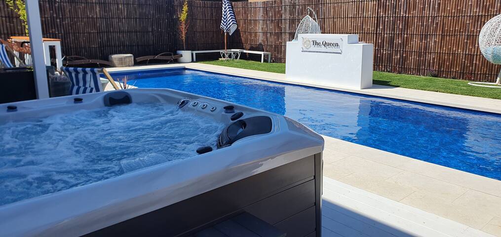 “The Queen” Exquisite house with Private chef gallery image 5